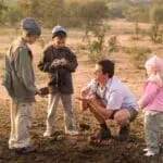 La identificación de excrementos es sólo una de las habilidades que sus hijos aprenderán en el safari.