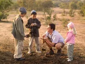 La identificación de excrementos es sólo una de las habilidades que sus hijos aprenderán en el safari.