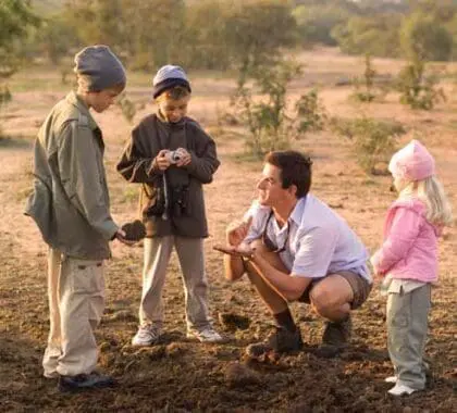 La identificación de excrementos es sólo una de las habilidades que sus hijos aprenderán en el safari.