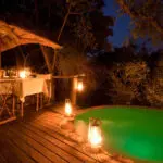 La iluminación a la antigua crea ambiente en el Dulini Lodge de Kruger, situado en la legendaria Reserva Privada de Sabi Sands.