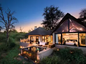 Varios lodges ofrecen impresionantes apartamentos privados; éste es el Lion Sands Ivory Lodge, en la Reserva Privada de Sabi Sands.