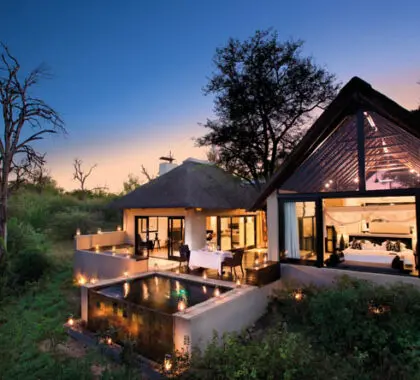 Varios lodges ofrecen impresionantes apartamentos privados; éste es el Lion Sands Ivory Lodge, en la Reserva Privada de Sabi Sands.