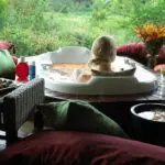 Al regresar de un safari, le espera un relajante baño de pétalos en su suite.