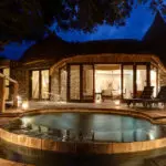 Los lodges más lujosos de Kruger suelen disponer de piscinas privadas y miradores de madera.