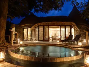 Los lodges más lujosos de Kruger suelen disponer de piscinas privadas y miradores de madera.