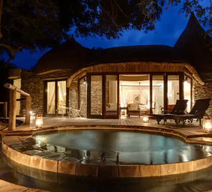 Los lodges más lujosos de Kruger suelen disponer de piscinas privadas y miradores de madera.