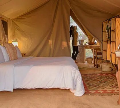 Las suites en tiendas combinan un ambiente clásico de safari con toques modernos.