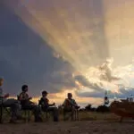 Los atardeceres son una parte integral de la vida de safari: un momento para recordar todos los grandes avistamientos que ha tenido ese día.