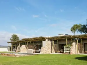 Diseñada pensando en familias activas, Kwandwe Fort House está rodeada de césped ondulado y amplias vistas.