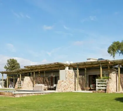 Diseñada pensando en familias activas, Kwandwe Fort House está rodeada de césped ondulado y amplias vistas.