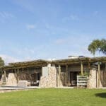 Kwandwe Fort House tiene dos habitaciones principales y dos habitaciones dobles, lo que permite alojar a ocho personas.