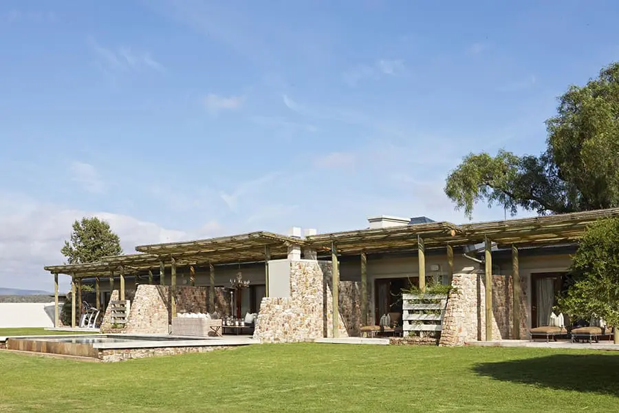 Kwandwe Fort House tiene dos habitaciones principales y dos habitaciones dobles, lo que permite alojar a ocho personas.