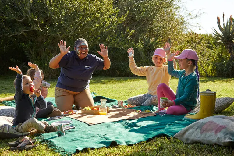 Niños divirtiéndose en un safari. 