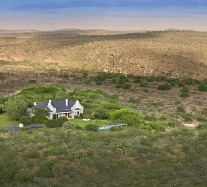 Situado en la Reserva Privada de Caza de Kwandwe, libre de malaria, 54.000 acres de naturaleza salvaje dedicada a la conservación. 
