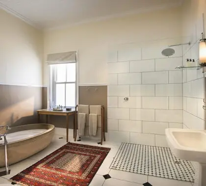 Las suites del Uplands Homestead disponen de cuartos de baño privados que combinan el confort moderno con el lujo de época.