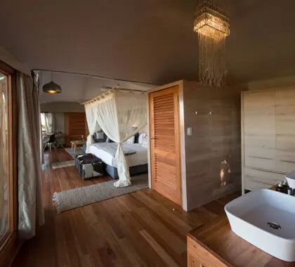 KwetsaniCamp-Bathroom-LuxuryRoom