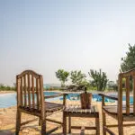 Asientos al aire libre en la piscina del Kyambura Gorge Lodge
