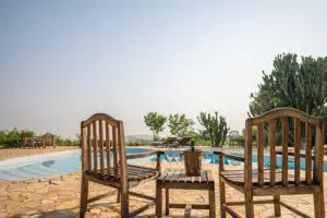 Asientos al aire libre en la piscina del Kyambura Gorge Lodge