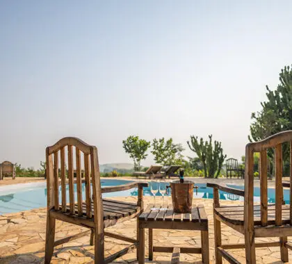 Asientos al aire libre en la piscina del Kyambura Gorge Lodge
