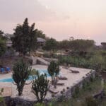 Una piscina con vistas