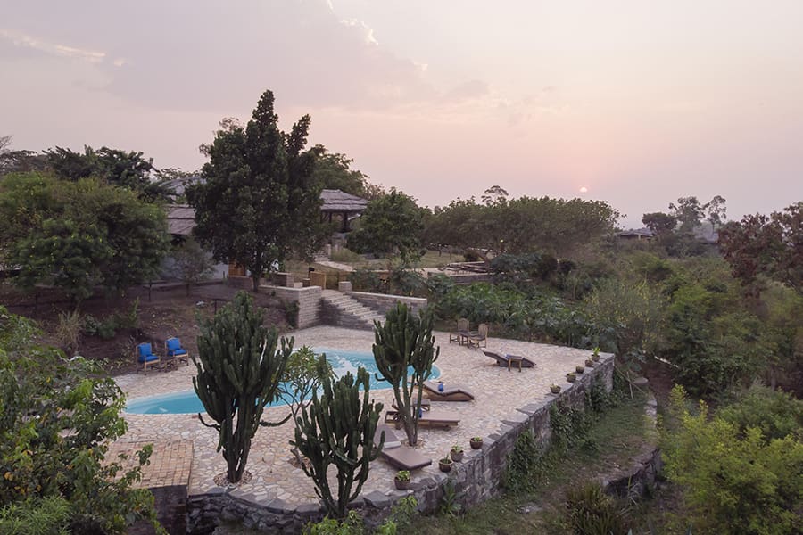 Una piscina con vistas