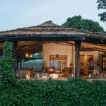 Un hermoso lodge enclavado en las colinas boscosas.