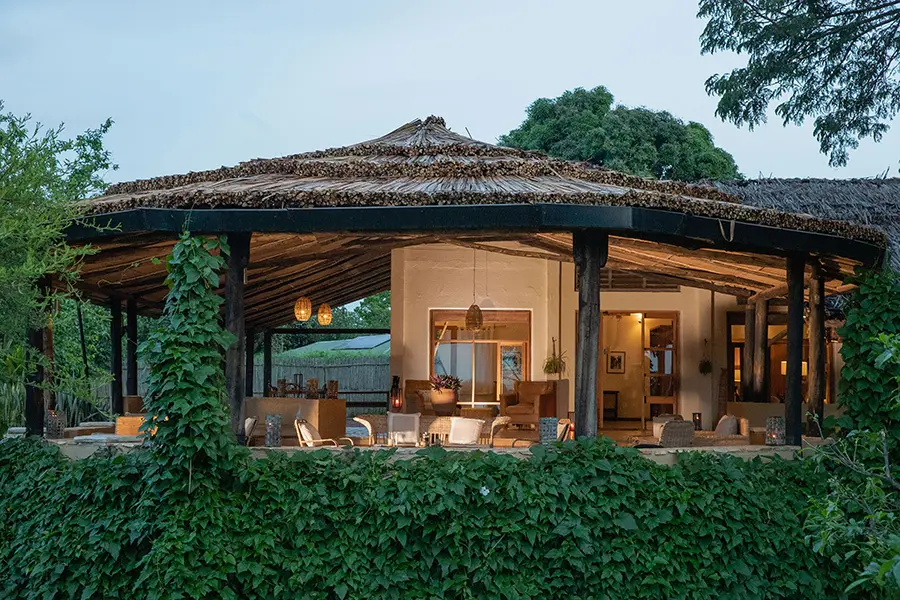 Un hermoso lodge enclavado en las colinas boscosas.