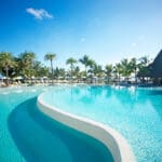 Pase el día junto a la gran piscina con vistas a la laguna. 
