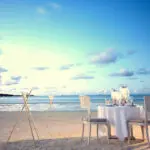Disfrute de una cena privada a la luz de las velas en la playa. 