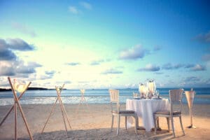 Disfrute de una cena privada a la luz de las velas en la playa. 