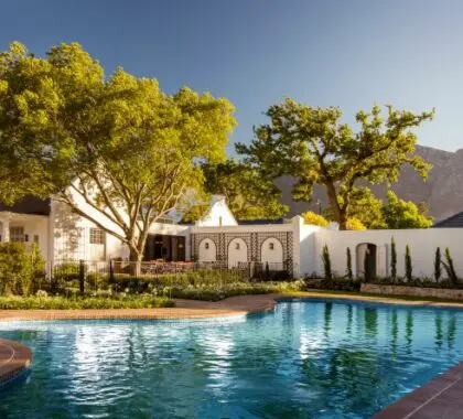 Passe o dia a descansar à sombra da piscina.