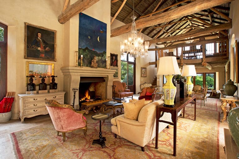 Salón con chimenea en La Residence.