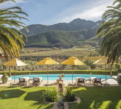 Pase los días cálidos y soleados junto a la piscina con vistas a las montañas de los viñedos.
