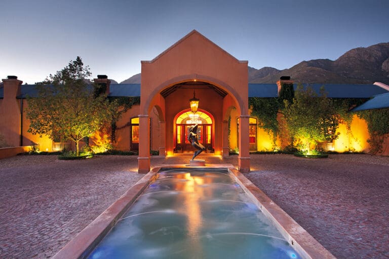 La entrada principal de La Residence.