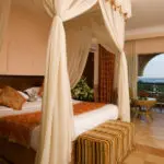Cada habitación de lujo está decorada como una villa italiana, con balcones, camas con dosel y lujosas comodidades.