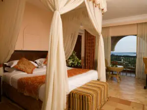 Cada habitación de lujo está decorada como una villa italiana, con balcones, camas con dosel y lujosas comodidades.