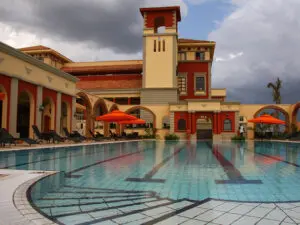 El complejo gira en torno a la gran piscina, donde podrá disfrutar de un baño por la tarde o tomar algo en una de las tumbonas.