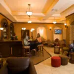 Disfrute de una copa nocturna con amigos o familiares antes de retirarse a su habitación.
