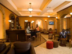 Disfrute de una copa nocturna con amigos o familiares antes de retirarse a su habitación.