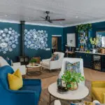 La zona del bar, con una decoración vibrante. 