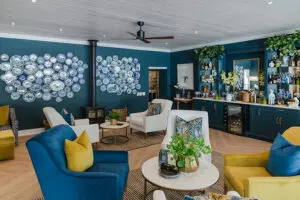 La zona del bar, con una decoración vibrante. 