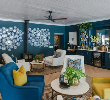 La zona del bar, con una decoración vibrante. 