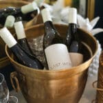 Tómate una copa del vino de la casa. 