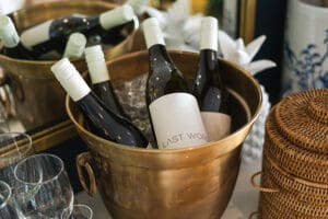 Tómate una copa del vino de la casa. 