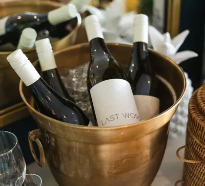 Tómate una copa del vino de la casa. 