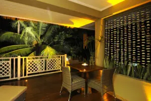 Veranda privada de su Villa Garn en Le-Domaine de L'Orangeraie.