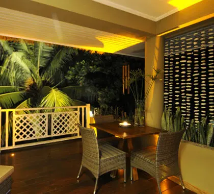 Veranda privada de su Villa Garn en Le-Domaine de L'Orangeraie.