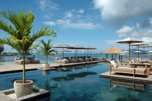 Piscina con vistas en Le-Domaine de L'Orangeraie.