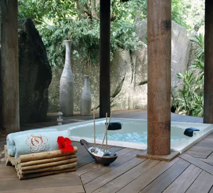 Faites fondre le stress dans le jacuzzi.