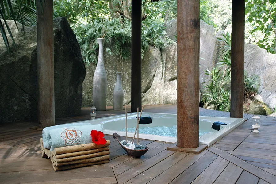Deshágase del estrés en el jacuzzi del spa.